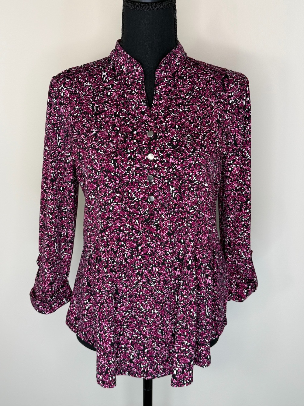 DB Blouse Womens Medium Pink Floral Henley Long Sleeve Tunic Top Stretch Knit